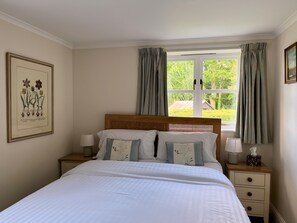 Standard Double Room, Ensuite | Free WiFi - The Cottage Guest House (Bishop's Stortford)