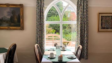Desayuno a la carta todos los días (GBP 10 por persona)