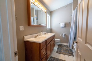 Sèche-cheveux, serviettes fournies