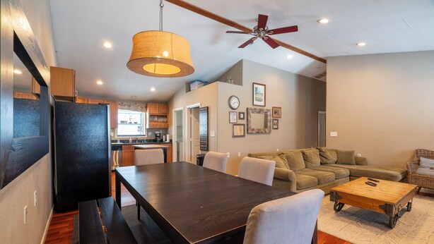 Un espacio moderno para vivir con comedor, cocina y zona de estar.