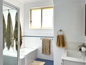 Séchoir à cheveux, serviettes fournies, savon, shampooing