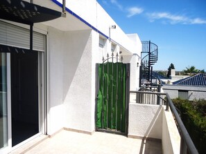 Unclassified image, 2 of 23, button