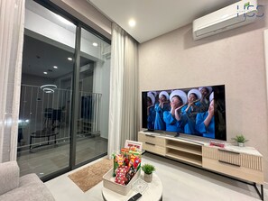 Luxury Apartment, 1 Bedroom | Desk, laptop workspace, soundproofing, free WiFi - The Emerald Golf View (Ho Chi Minh City)