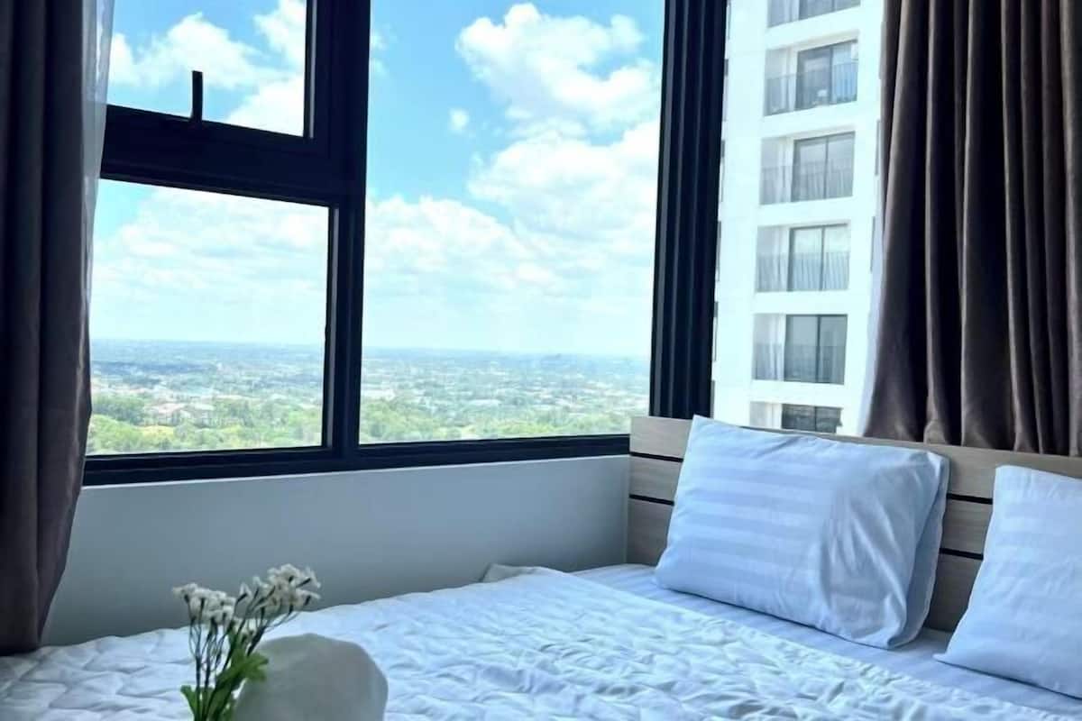 1 quarto, escrivaninha, espaço de trabalho para notebook