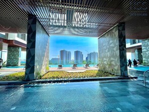 Outdoor pool - The Emerald Golf View (Ho Chi Minh City)