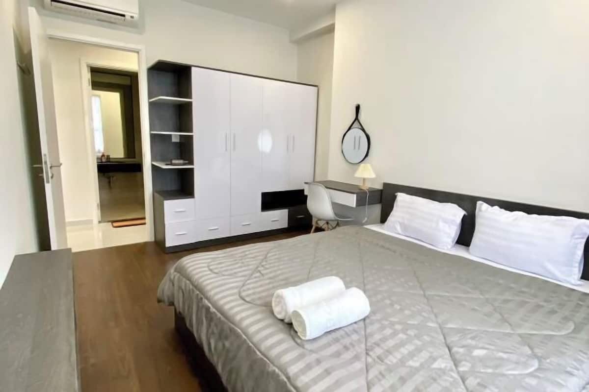 1 quarto, escrivaninha, espaço de trabalho para notebook