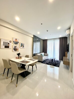 ラグジュアリー アパートメント 2 ベッドルーム 2 バスルーム | リビング エリア | 薄型テレビ