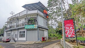 A two-story building with a sign for "Honesty Wonoso Boso Asri" and a red sign for "Homestay Wonoso Boso Asri". - OYO 90517 Homestay Wonosobo Asri (Wonosobo)