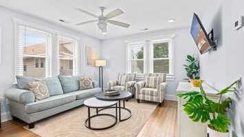 Image of Charming Garden District Escape! Walk to Beach