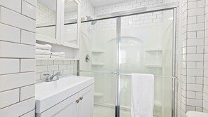 Dusche, Haartrockner, Handtücher
