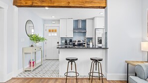 Een koelkast, een magnetron, een oven, een kookplaat