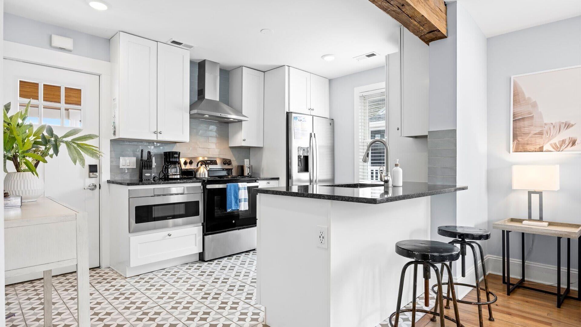 Een koelkast, een magnetron, een oven, een kookplaat