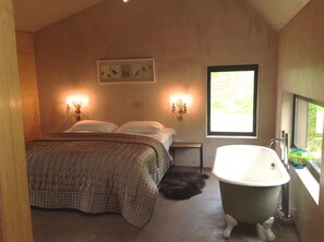 6 bedrooms, desk, iron/ironing board, travel crib