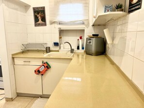 Mikrowelle, Ofen, Herdplatte, Kochgeschirr/Geschirr/Besteck