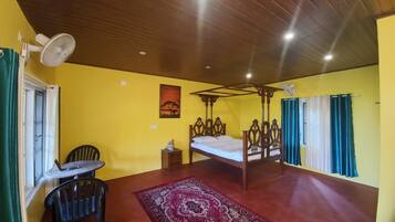 Kamar Double Deluks | Tirai kedap cahaya, setrika/meja setrika, dan Wi-Fi gratis