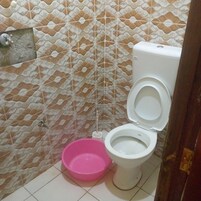 Chuveiro, chuveiro com efeito de chuva, chinelos, toalhas de banho