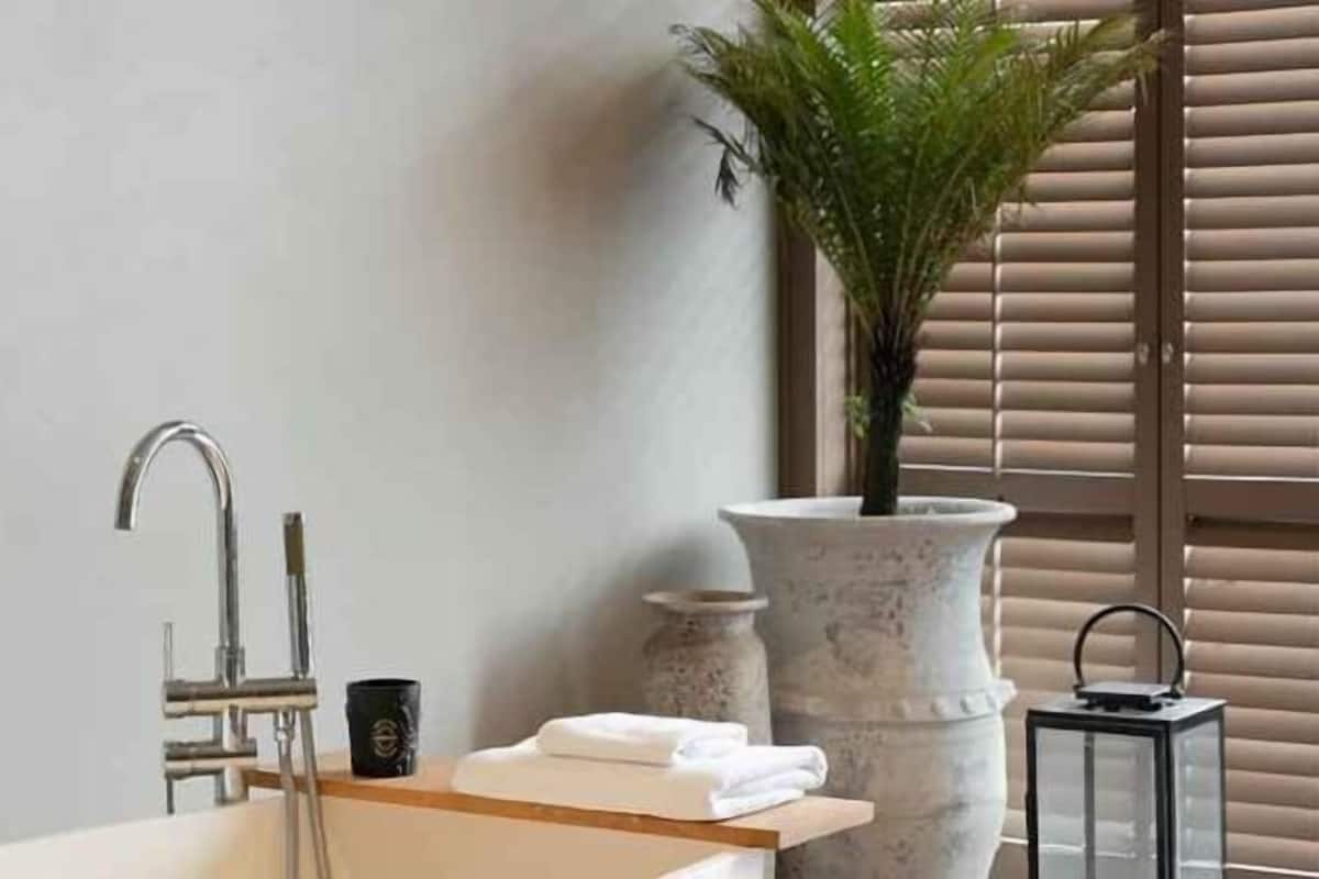 バスルーム | バスアメニティ (無料)、ヘアドライヤー、バスローブ、スリッパ