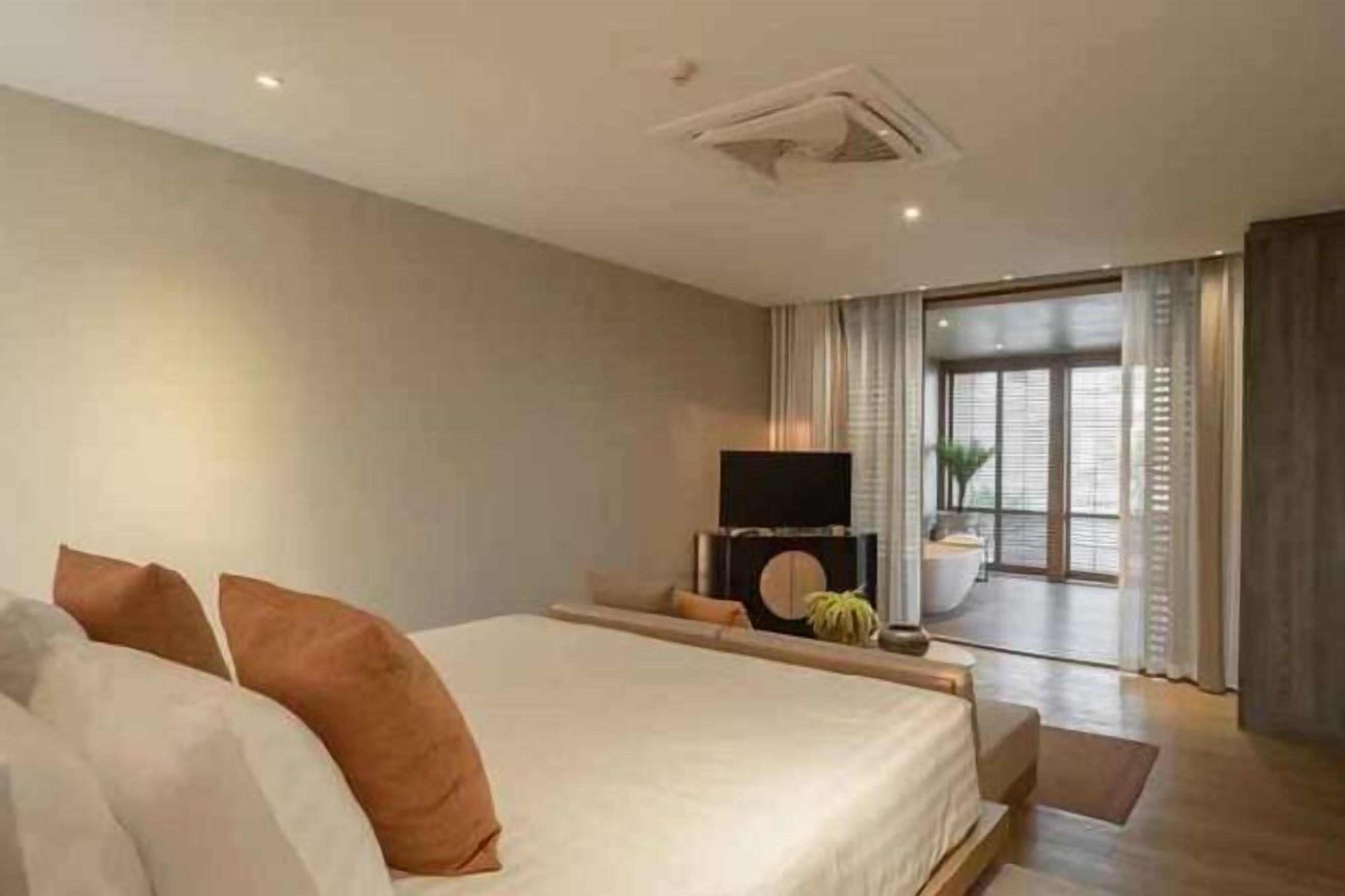 In-room safe, iron/ironing board, free WiFi