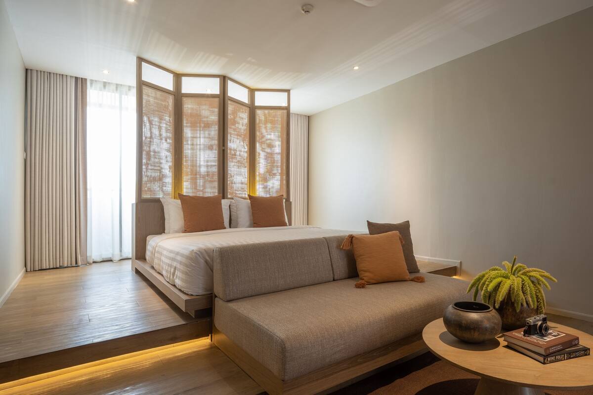 Suite Room | 客房内保险箱、熨斗/熨板、免费 WiFi