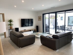 Smart TV, mesa de ping pong, libros, estéreo