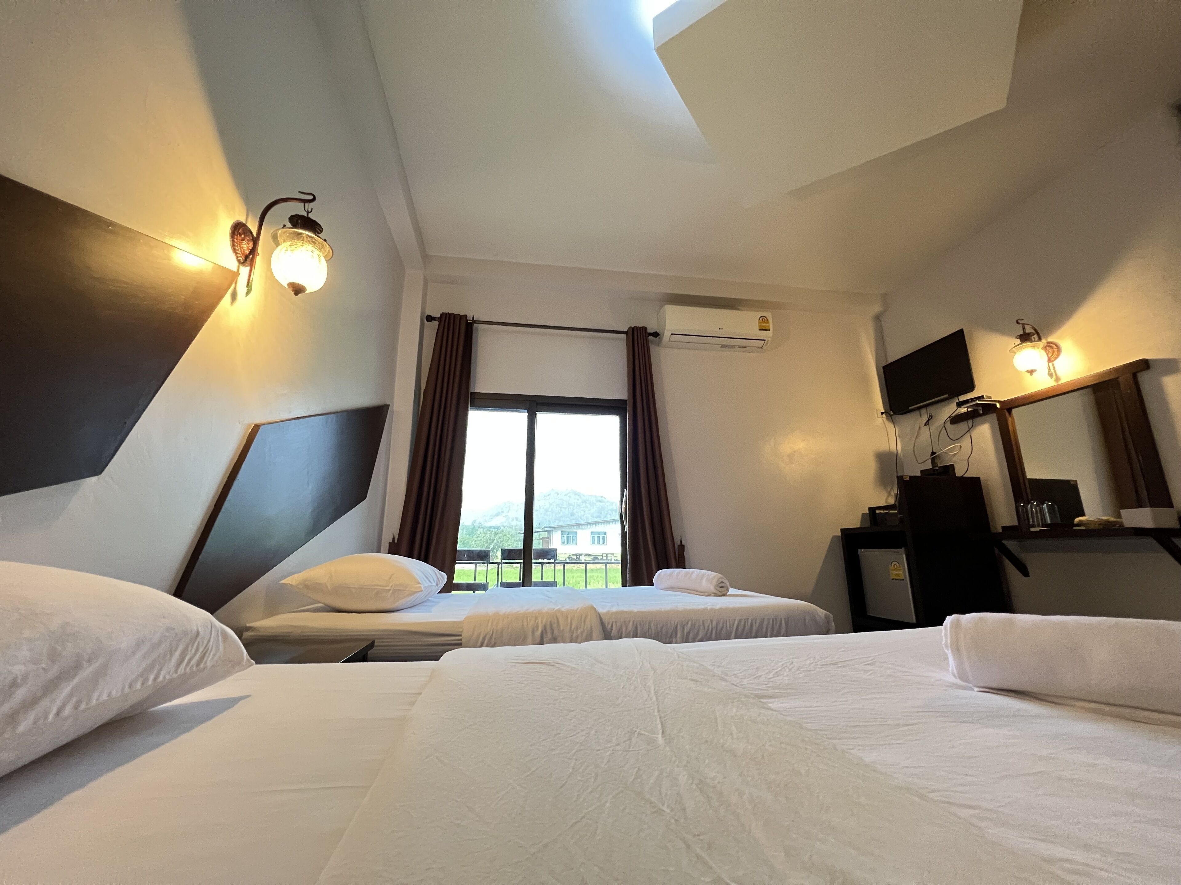 独特双人房或双床房 | 隔音、免费 WiFi、床单