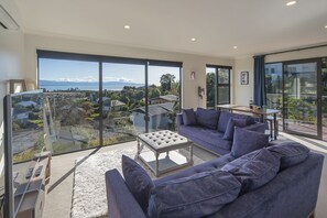 TV - Blue Water Views - Modern, Sun-filled & Offers Fantastic Views over Tasman Bay. (Nelson)