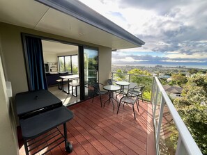 Outdoor dining - Blue Water Views - Modern, Sun-filled & Offers Fantastic Views over Tasman Bay. (Nelson)
