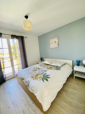 4 chambres, bureau, fer et planche Ă repasser, lit parapluie