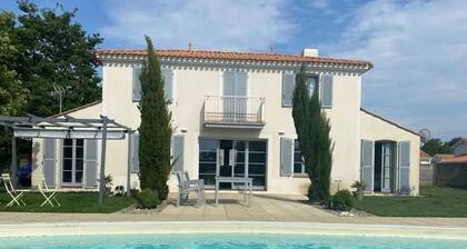 Villa sur golf 4 chambres et piscine domaine sécurisé