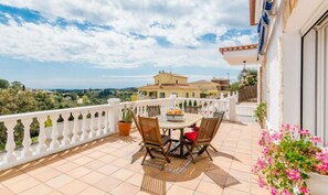 Outdoor dining - Villa Ruxandra (CT)