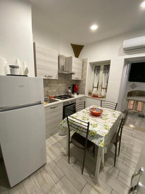 Refrigerador, horno, parrilla de estufa y cafetera y tetera 