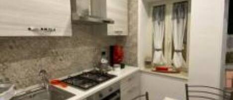 Kühlschrank, Ofen, Herdplatte, Wasserkocher mit Kaffee-/Teezubehör