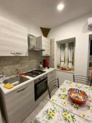 Frigorifero, forno, piano cottura, macchina per tè/caffè