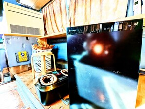 Refrigerador, microondas, parrilla de estufa y utensilios de cocina 