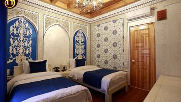 Phòng đôi hoặc 2 giường đơn Deluxe | Bộ đồ giường kháng dị ứng, két bảo mật tại phòng, trang trí khác biệt