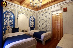 Ropa de cama hipoalergénica y caja de seguridad en la habitación 