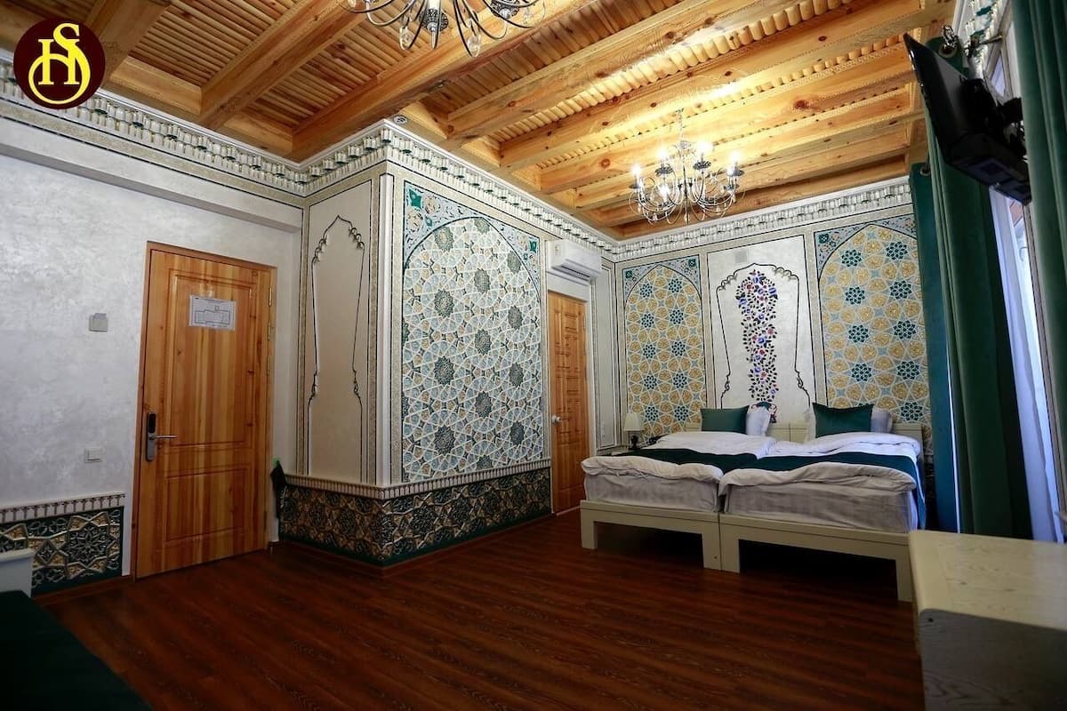 Hypo-allergenic bedding, in-room safe, individually decorated, desk