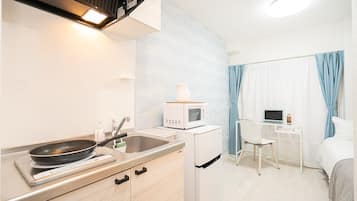 Apartamento básico, 1 cama individual, microondas (102) | 1 dormitorio, escritorio, espacio para trabajar con un portátil