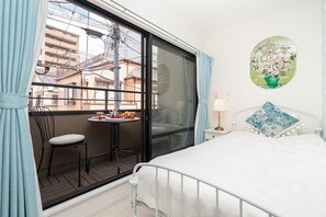 Basic Apartment (202) | Desk, laptop workspace, free WiFi, bed sheets