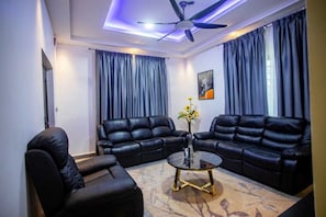 Kahden hengen comfort-huone | Oleskelualue | Taulutelevisio, Netflix, ensi-iltaelokuvia, suoratoistopalvelut