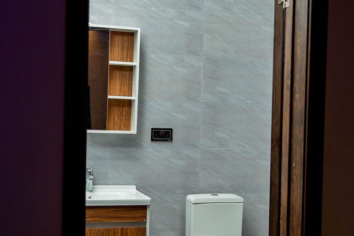 deluxe apartment, 1 bedroom, kitchen | bathroom | rainfall showerhead, designer toiletries, hair dryer, slippers