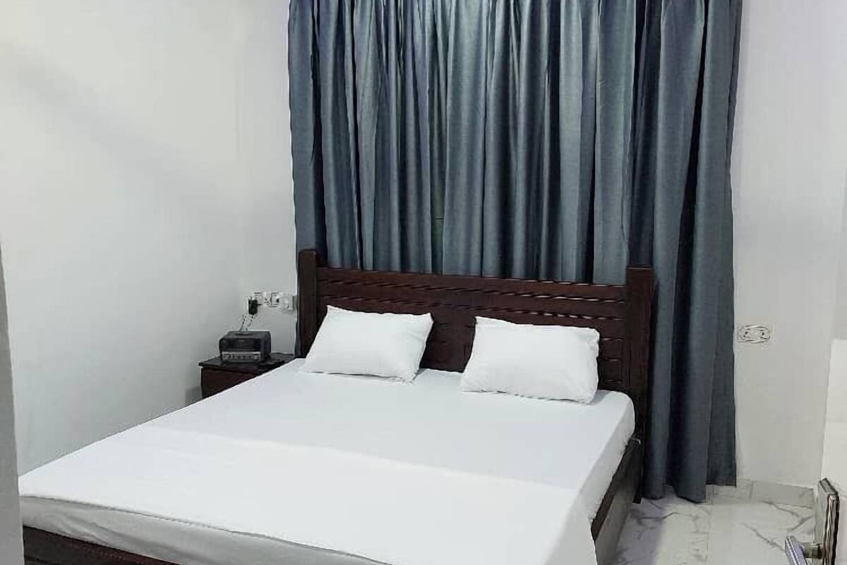 deluxe apartment, 1 bedroom, kitchen | premium bedding, laptop workspace, blackout curtains, soundproofing