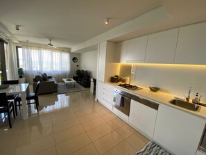 Private kitchen - Zen by the Ocean - 1 BR Executive Apt (Darwin)