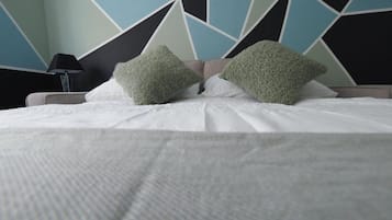 1 dormitorio, tabla de planchar con plancha, wifi y ropa de cama