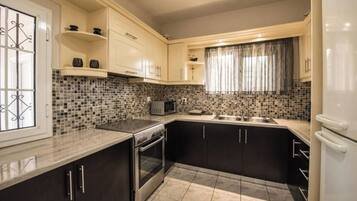 Fridge, microwave, oven, stovetop