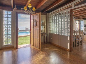 Interior - Villa Rural con Piscina Privada y Vistas Panorámicas (Torrox)
