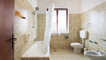 Bathtub, free toiletries, hair dryer, towels