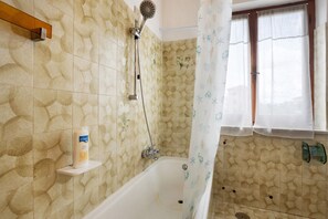 Kylpyamme, ilmaiset hygieniatuotteet, hiustenkuivaaja, pyyhkeet