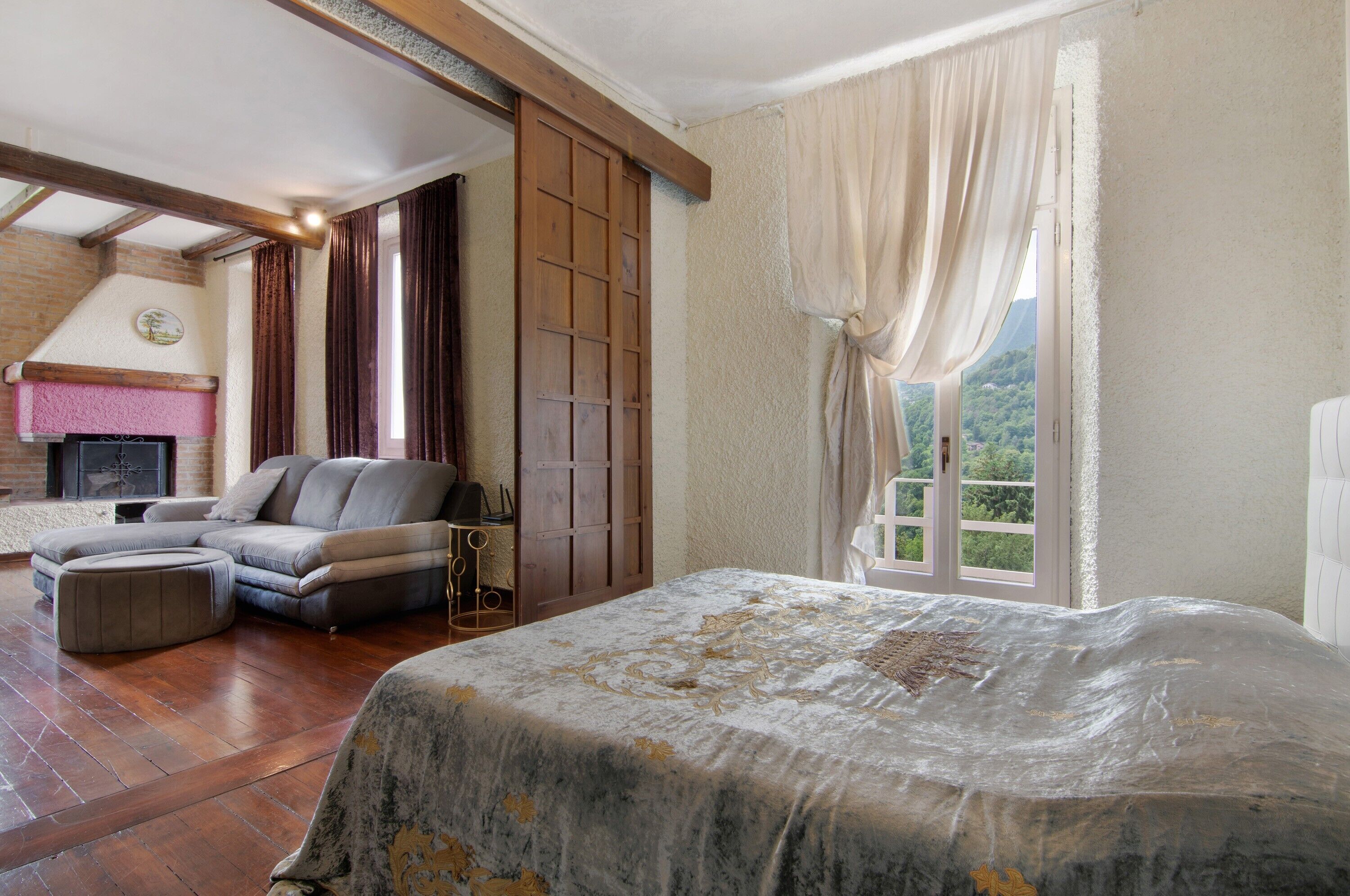 6 bedrooms, iron/ironing board, free WiFi, bed sheets