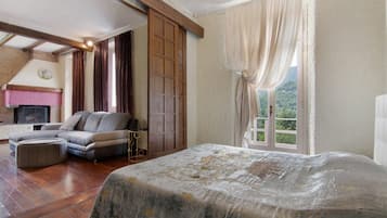 6 bedrooms, iron/ironing board, free WiFi, bed sheets